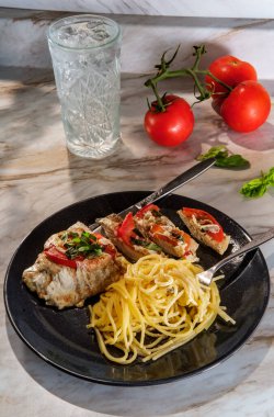 İtalyan usulü tavuk salata ve sarımsaklı spagetti.