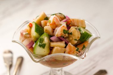 Karides ve tilapya soslu soğuk Peru ceviche.