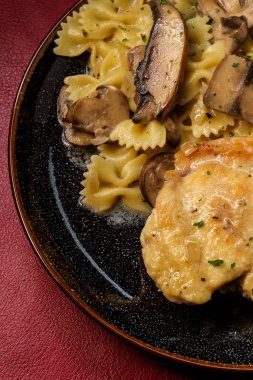 İtalyan mutfağı, mantarlı tavuk marsala kremalı şarap ve viski soslu farfalle makarna.