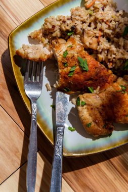 İtalyan sarımsaklı kemiksiz ve derisi yüzülmemiş tavuk butları ve kremalı kahverengi pirinç, mantarlı yeşil bezelye ve doğranmış havuç.