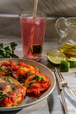 İtalyan usulü parmesanlı tavuk, İtalyan mantısı ve pembe limonata.