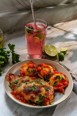 İtalyan usulü parmesanlı tavuk, İtalyan mantısı ve pembe limonata.