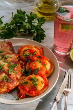 İtalyan usulü parmesanlı tavuk, İtalyan mantısı ve pembe limonata.