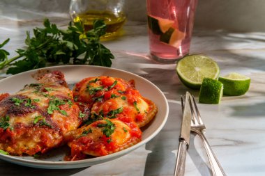 İtalyan usulü parmesanlı tavuk, İtalyan mantısı ve pembe limonata.