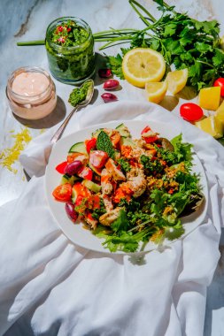 Güneşli bir gün Orta Doğu tavuğu Shawarma salatası pirinç tabağı