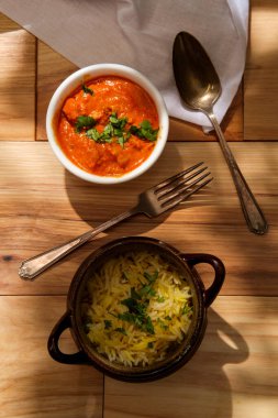 Özgün Hint mutfağı tavuk tikka masala kişniş garnitürlü