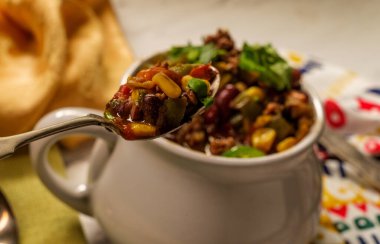 Sıcak ve baharatlı Chili con carne çorba bardağında servis edilir. 
