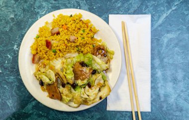 Çin usulü sotelenmiş siyah fasulyeli domuz eti ve Asya lahanası.