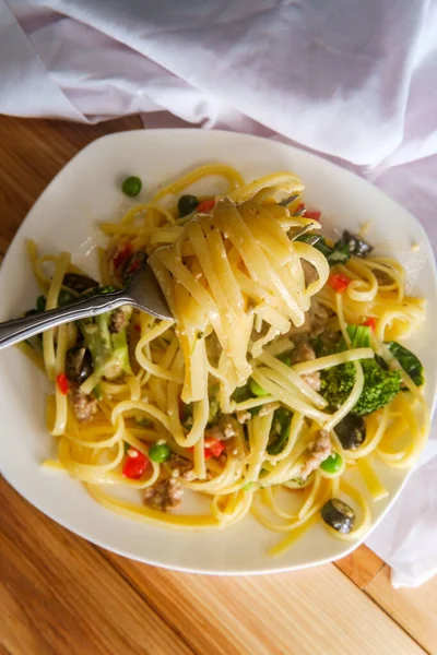 Opere Cariche Fettuccine Alfredo Con Salsiccia Verdure — Foto Stock