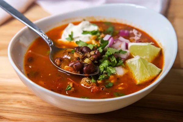 Heiße Südamerikanische Aztekische Wildreis Suppe Mit Creme Fraiche Frischen Roten — Stockfoto