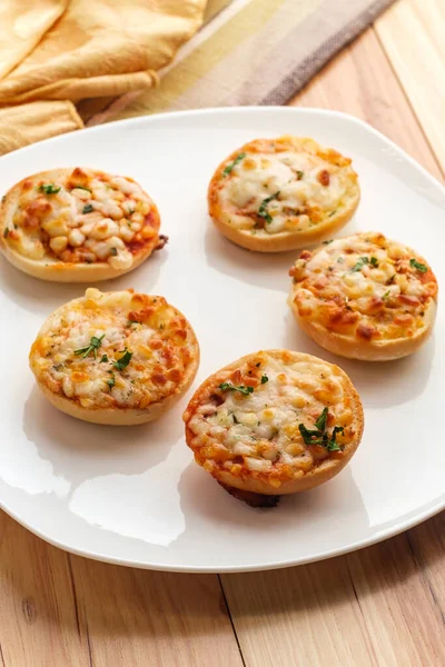 Amerikanisches Fingerfood Hors Oeuvre Mini Pizza Bagels Mit Drei Käsesorten — Stockfoto
