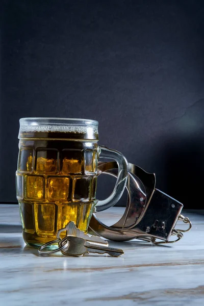 Кружка Пива Наручниками Ключами Символизирует Арест Пьяного Водителя — стоковое фото