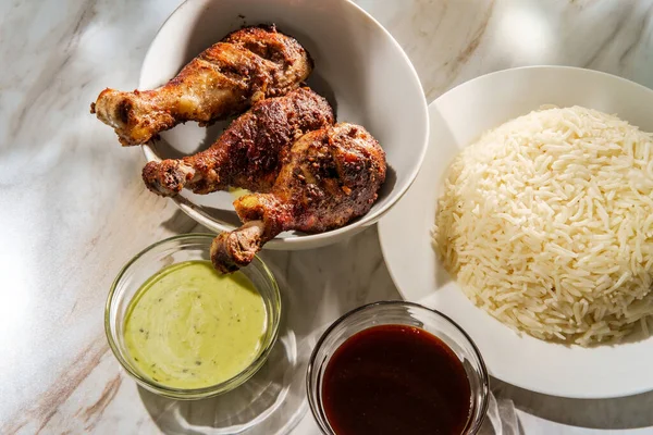 Aperitivo Indio Patas Pollo Tandoori Con Menta Cremosa Chutneys Ciruela — Foto de Stock