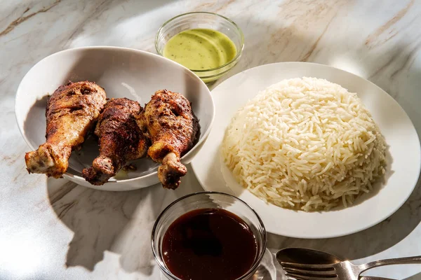 인도의 식욕을 돋우는 다리에 박하와 바스카 곁들인 — 스톡 사진