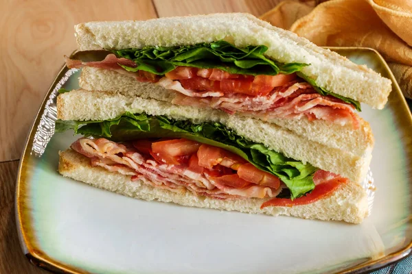 Blt Specksalat Und Tomate Club Sandwich Auf Roggenbrot Ungetoastet — Stockfoto