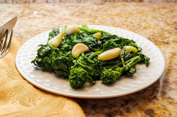 Rabbia Broccoli Saltati Con Aglio Dolce — Foto Stock