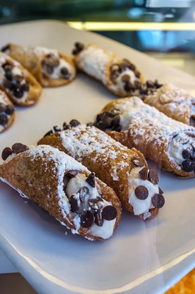 Italiensk Dessert Choklad Chip Cannoli Med Pulversocker — Stockfoto