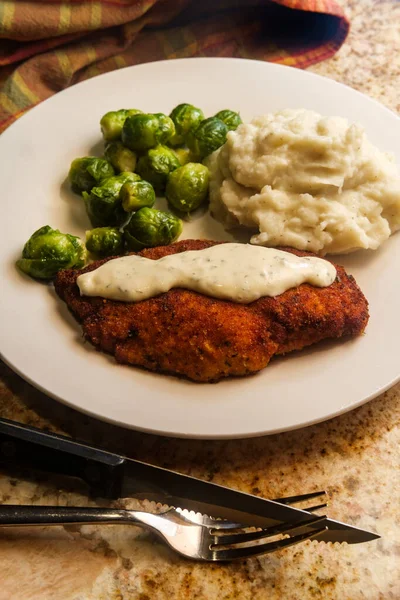 Escalopes Poulet Panées Cuites Four Avec Choux Bruxelles Purée Pommes — Photo