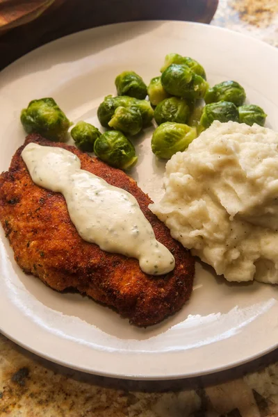 Escalopes Poulet Panées Cuites Four Avec Choux Bruxelles Purée Pommes — Photo