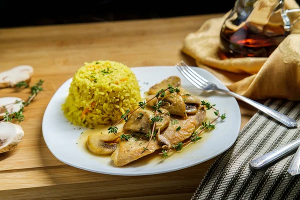 Marsala Frango Italiano Assado Saudável Com Arroz Amarelo Herbáceo Cogumelos — Fotografia de Stock