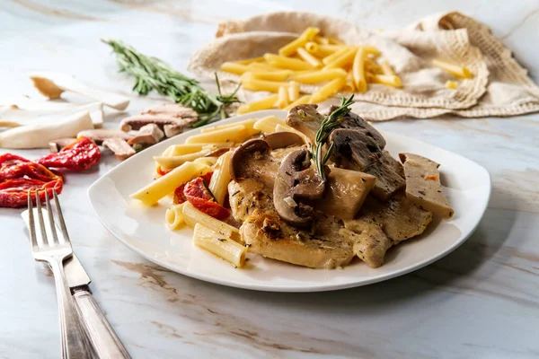 Creamy Italian Chicken Marsala King Oyster Mushrooms Sundried Tomatoes Served — Stock Photo, Image