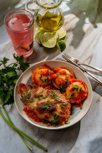 Italienisches Hühnchen Parmigiana Dinner Mit Ravioli Und Rosa Limette — Stockfoto