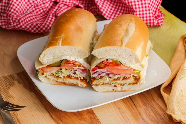 이탈리아계 미국인치킨 프라이 스테이크 샌드위치 샌드위치 샌드위치 샌드위치 샌드위치 샌드위치와 — 스톡 사진