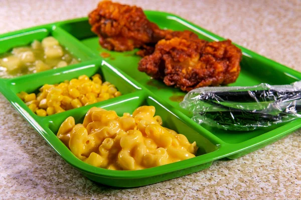 Pranzo Della Scuola Grade Vassoio Gambe Pollo Fritto Con Maccheroni — Foto Stock