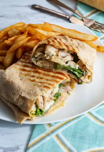 Kip Caesar Salade Wrap Sandwich Met Romaine Sla Frietjes — Stockfoto