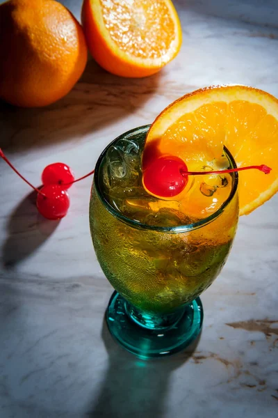 Altmodischer Whiskey Cocktail Mit Orangenscheibe Und Maraschino Kirsche — Stockfoto