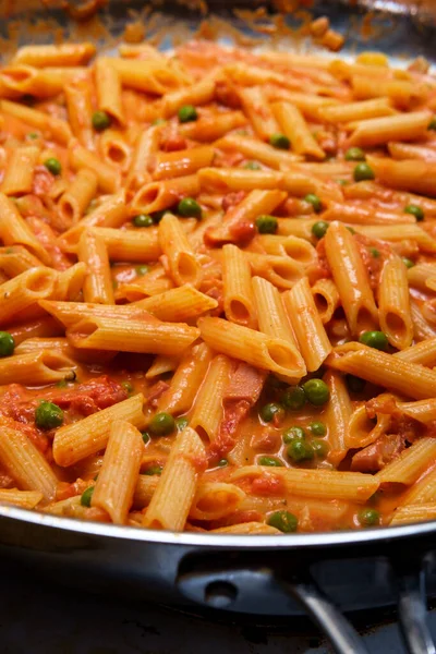 Gotowanie Jednego Garnka Włoski Penne Makaron Kremowej Wódce Sos Pomidorowy — Zdjęcie stockowe