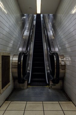 NYC metro istasyonunda simetrik eski vintage yürüyen merdiven