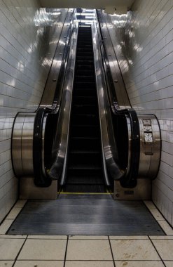 NYC metro istasyonunda simetrik eski vintage yürüyen merdiven