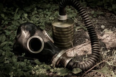 Terk edilmiş Rus tarzı bir Sovyet gaz maskesi ve bir yaz günü solunum tüpü.