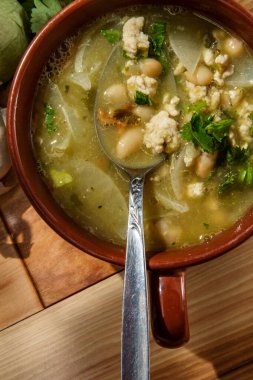 Domatesli ve kuru fasulyeli kızarmış domuz eti.