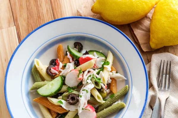 Zeevruchten Pasta Salade Met Imitatie Krab Vlees Tricolor Penne Olijven — Stockfoto