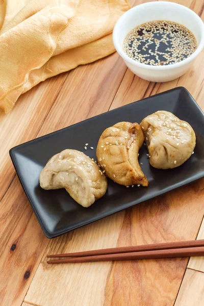 Heerlijke Chinese Dim Sum Knoedels Belegd Met Sesamzaad — Stockfoto