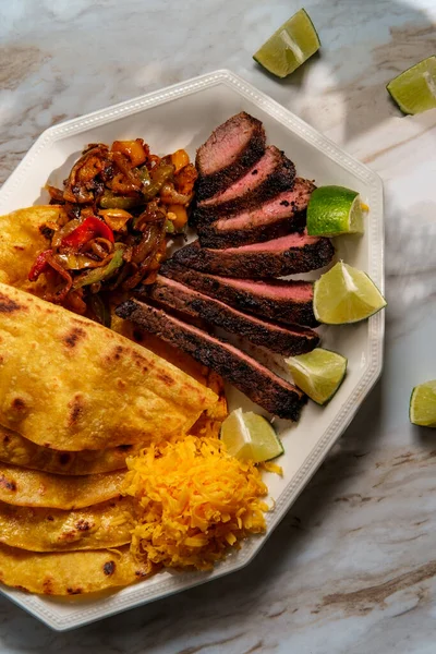 Bife Mexicano Fajita Platter Com Tigela Feijão Preto — Fotografia de Stock