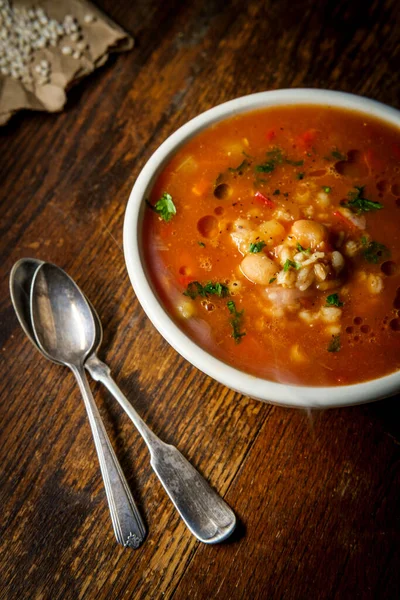 素朴な木製のテーブルの上に健康的なファロ野菜スープ — ストック写真