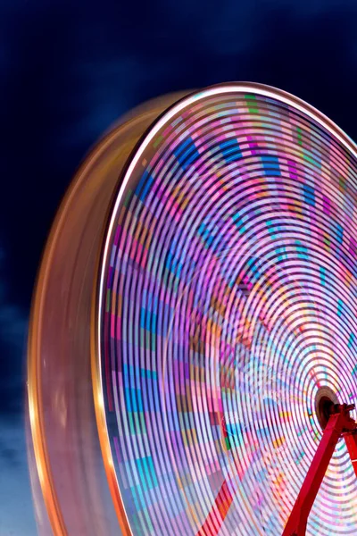 Estate Carnevale Ruota Panoramica Notte Con Luce Lasso Tempo Sfocatura — Foto Stock