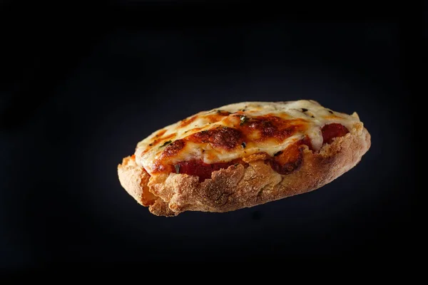 Frissen Sült Házi Készítésű Angol Muffin Pizza Repül Levegőben — Stock Fotó