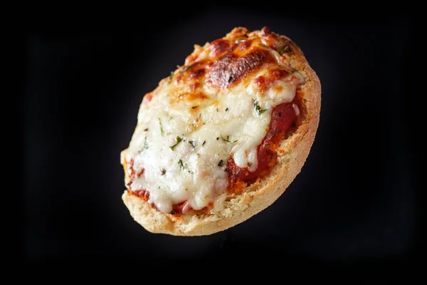Frissen Sült Házi Készítésű Angol Muffin Pizza Repül Levegőben — Stock Fotó