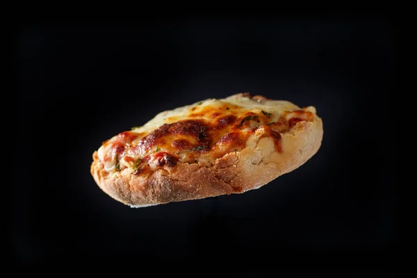Świeże Pieczone Domowe Angielskie Babeczki Pizzy Latające Powietrzu — Zdjęcie stockowe