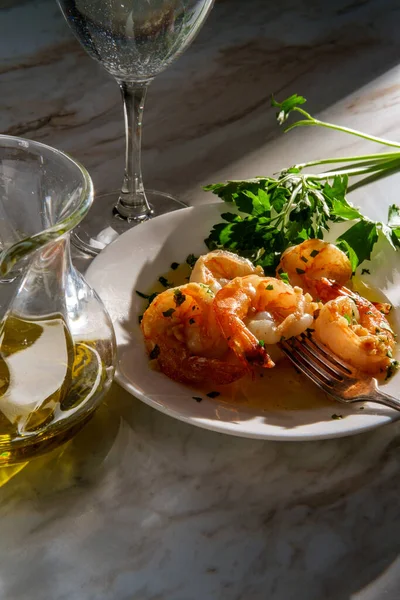 Portuguese Dinner Camarao Alho Oleo Garlic Shrimp Dramatic Sunlight — Stock Photo, Image