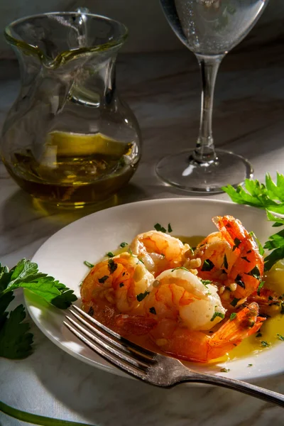 Portuguese Dinner Camarao Alho Oleo Garlic Shrimp Dramatic Sunlight — Stock Photo, Image