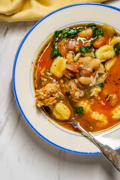 Slow Cooker Tuscany Sausage Gnocchi Bean Soup — Stock Photo, Image