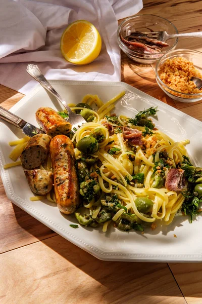 Italian Chicken Spinach Sausage Linguine Herbed Green Castelvetrano Olive Sauce — Stock Photo, Image