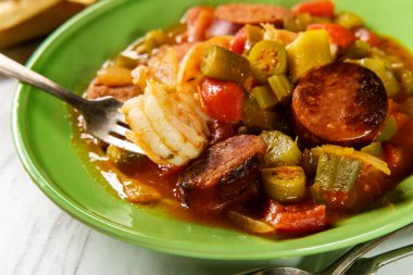 Baharatlı New Orleans karidesi ve sosisli yahni.