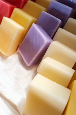 Çeşitli renkli ev yapımı sabunların sütunları ve satırları