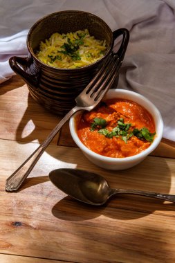 Özgün Hint mutfağı tavuk tikka masala kişniş garnitürlü